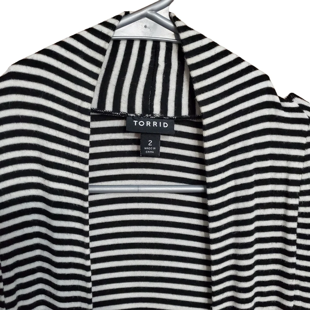 Torrid B&W rouched sleeve cardigan - Picture 12 of 14